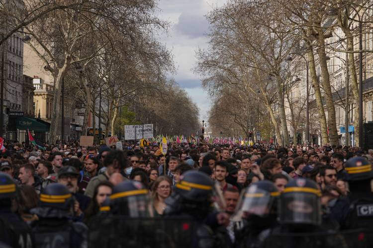 欧洲新冠疫情加速蔓延，多国政府和民众却相当‘淡定’